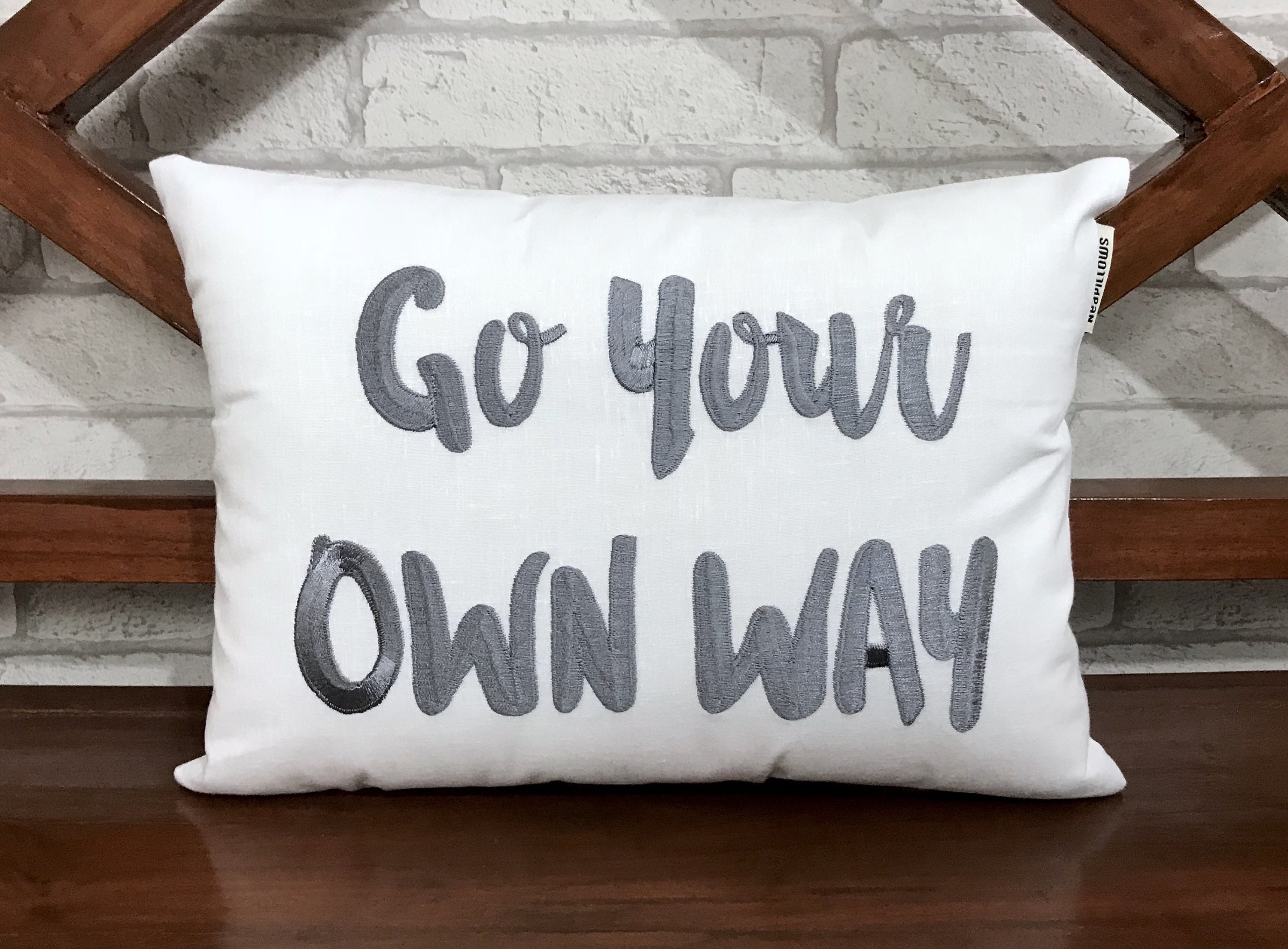 50% de Réduction sur La Vente Go Your Own Way Devis Oreiller, Prêt à Expédier, Calligraphie Chambre 