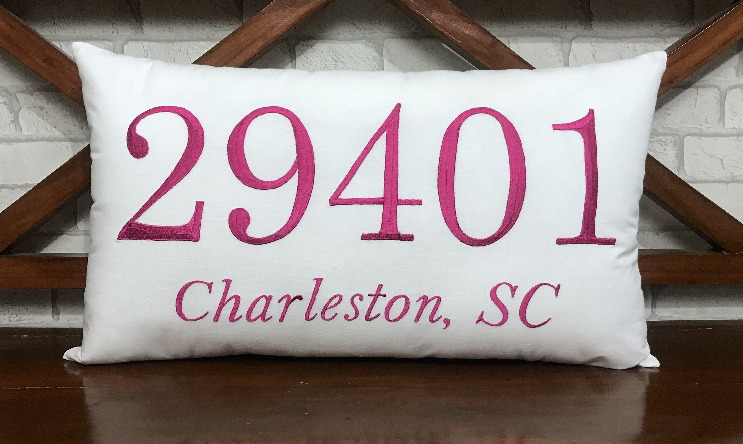 30%off Personnalisé Code Postal Oreiller | Monogram Dortoir Décor Cadeau Monogrammé Rustique à La Ma