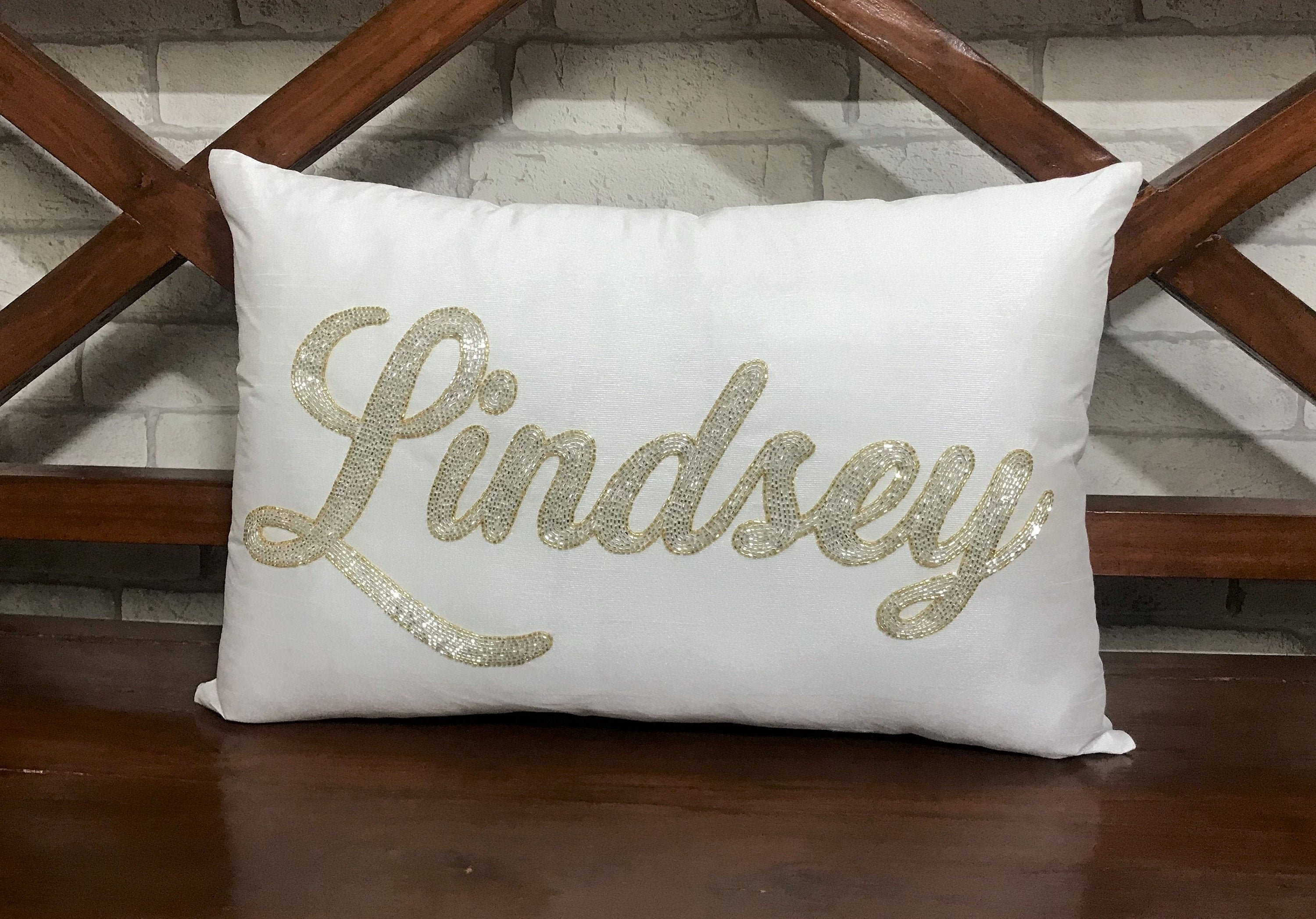 30% Off Nom Personnalisé Oreiller de Broderie, Nom d'enfants ou Famille, Cadeau Mariage Couple, d'an