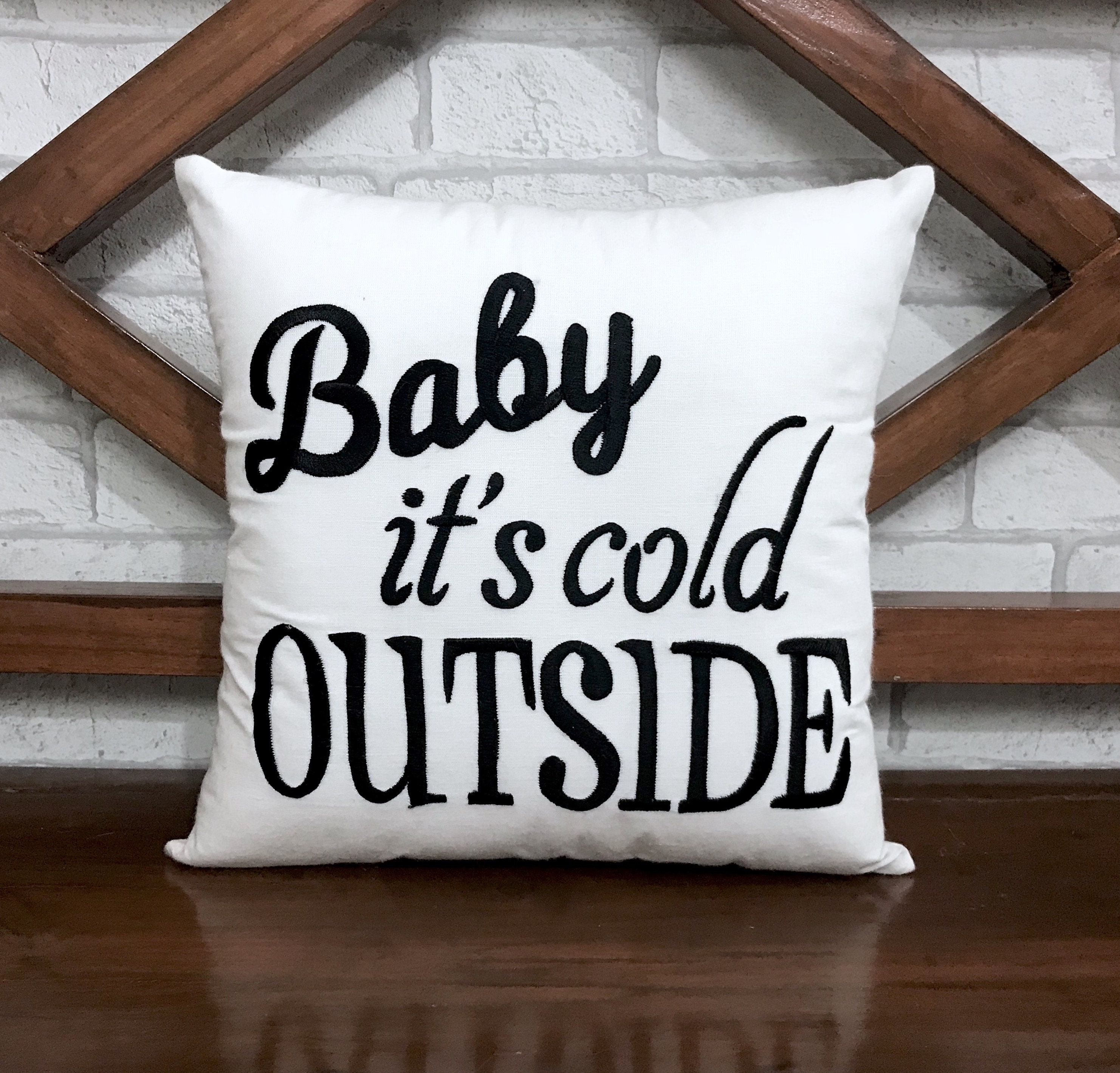 30% Off Baby It's Cold Outside Pillow, Winter Décor de Noël, Shower Gift, Pillow Form Disponible en 