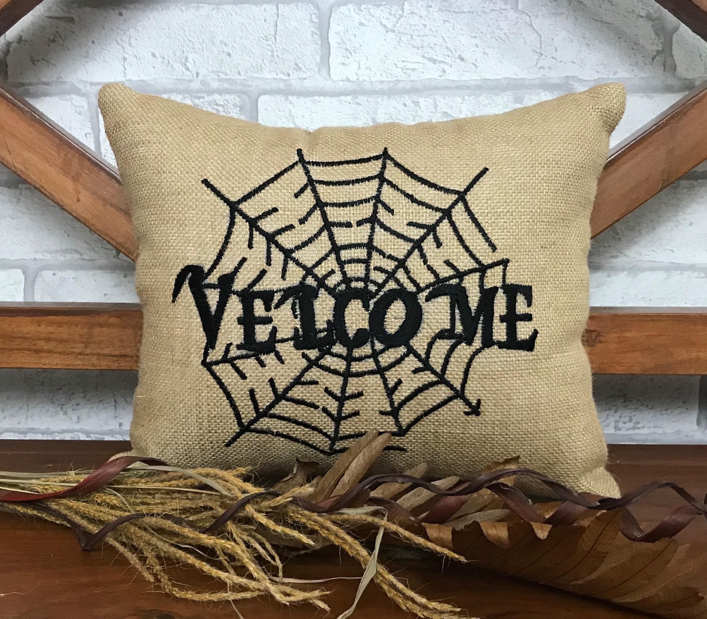 50% de Réduction sur L'oreiller d'halloween Web Bienvenue, Le Décor d'halloween, d'automne, Vacances