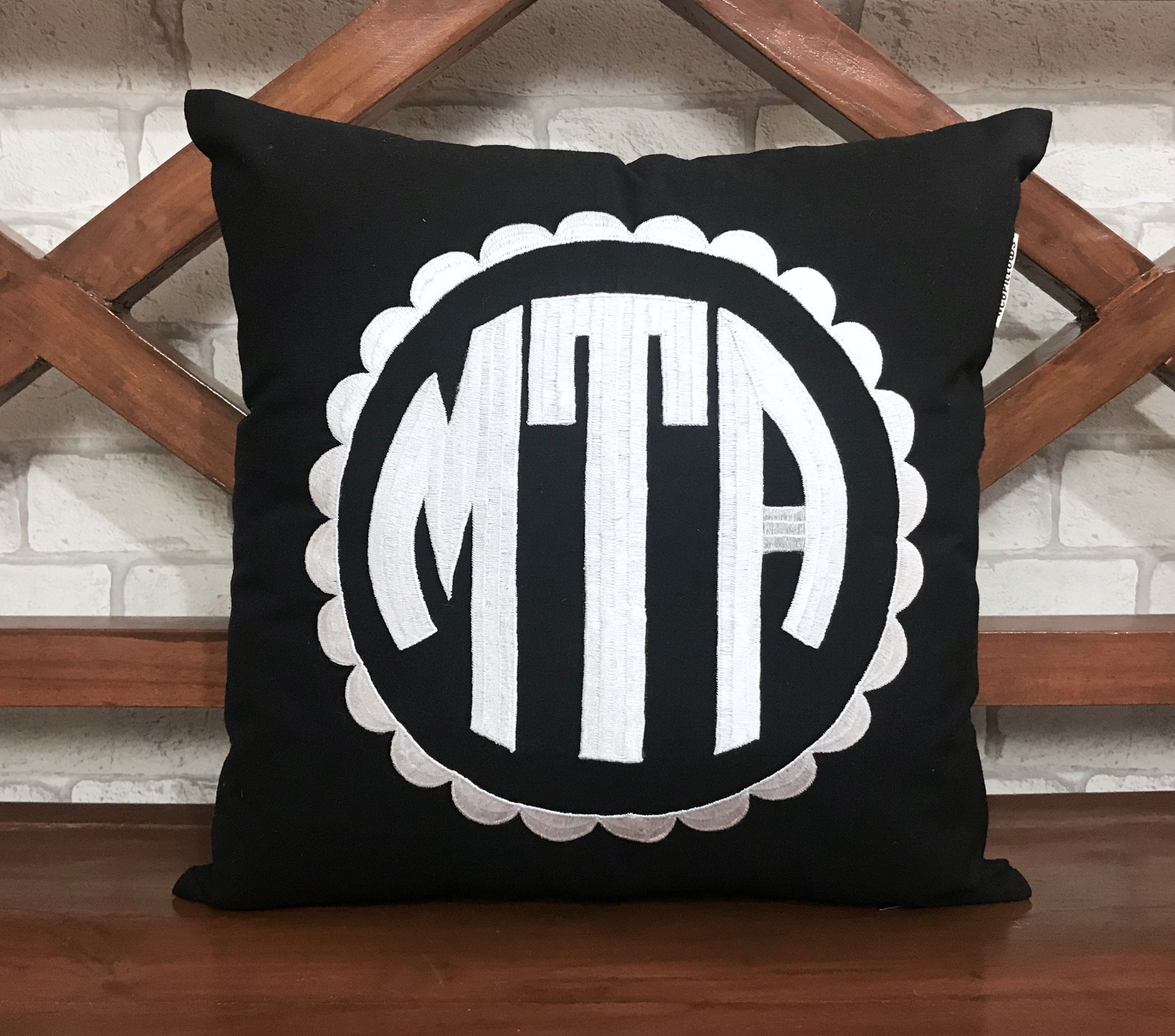 30% de Réduction Vente Monogram Oreiller Nom Initial Lettre Enfants Dortoir Décor Couple Saint-Valen