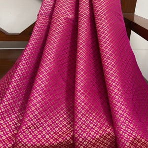 50% de descuento en tela de brocado indio rosa intenso y dorado, vestido de novia de boda, tela saree cortada a medida / metro, corte en una longitud continua NFAF570