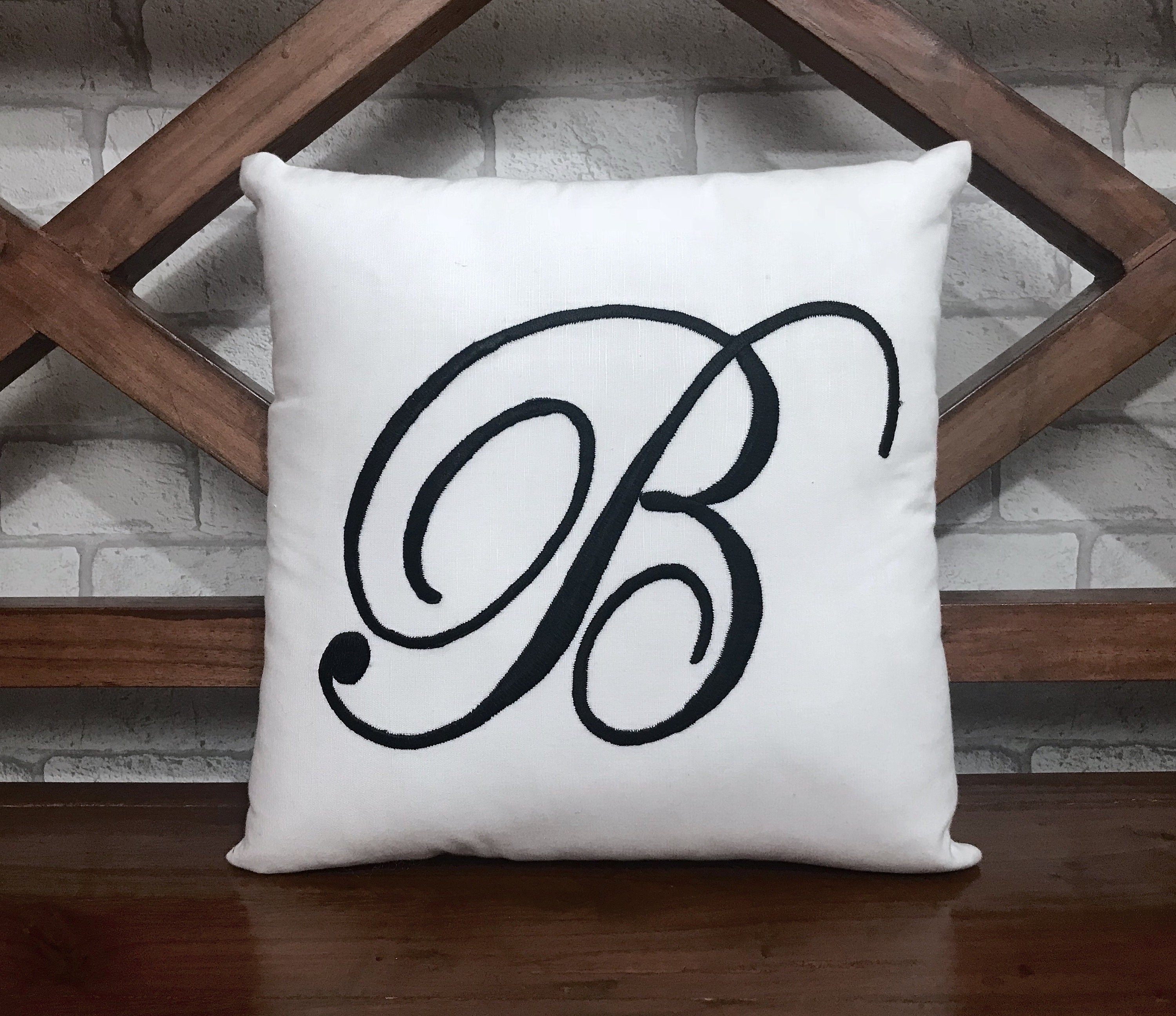 50% de Réduction sur La Vente Oreiller Initial, Prêt à Expédier, Monogram de Crèche Pour Enfants Pen