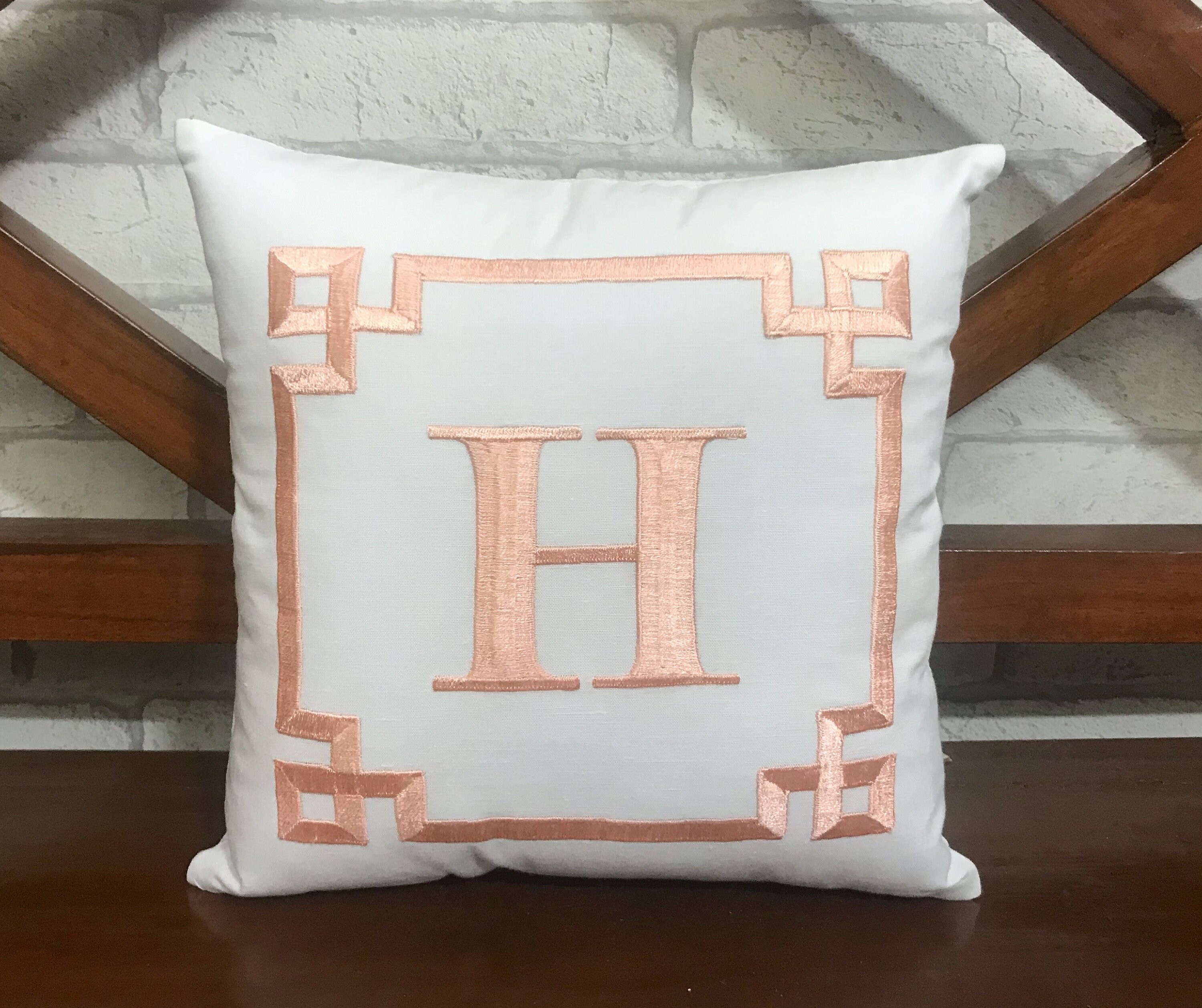 30% de Réduction sur L'oreiller Broderie à La Main Monogram, Le Décor Personnalisé Du Dortoir Maison