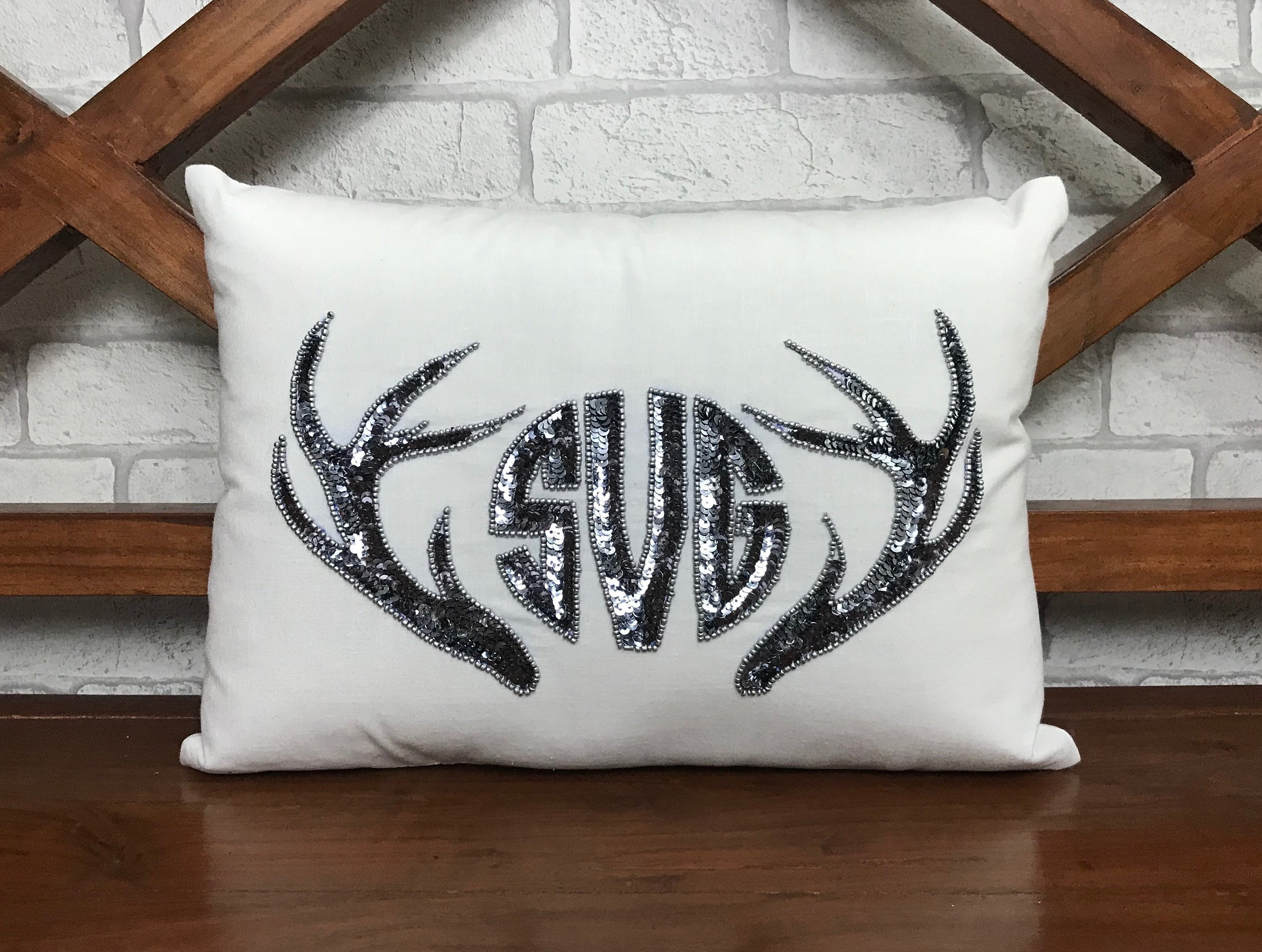 50% de Réduction sur L'oreiller Monogram, | Prêt à Expédier, Cadeau Lettre Nom Initial, Pendaison Cr