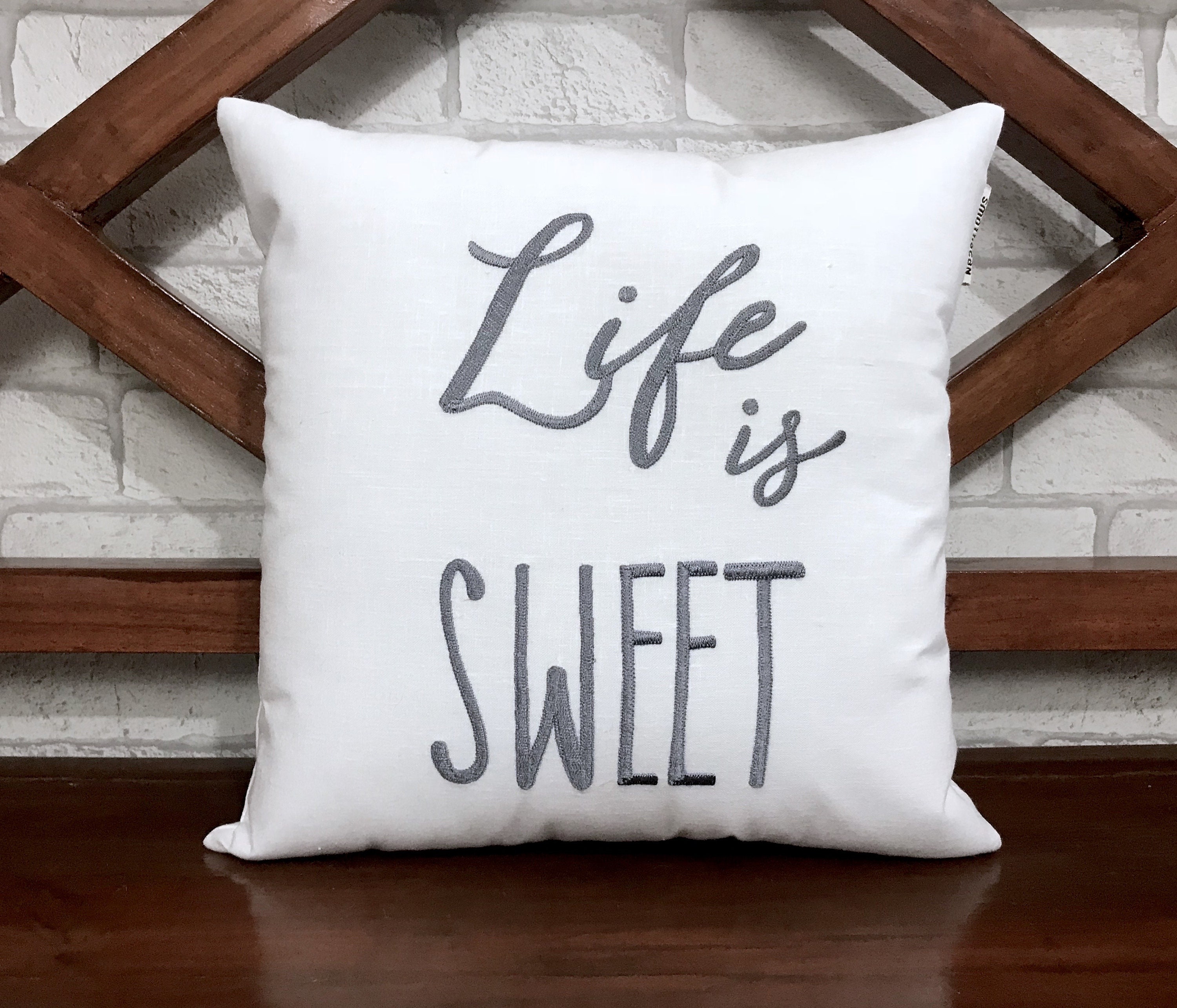 50% de Réduction sur La Vente Life Is Sweet Quote Oreiller, Prêt à Expédier, Oreiller Calligraphie, 