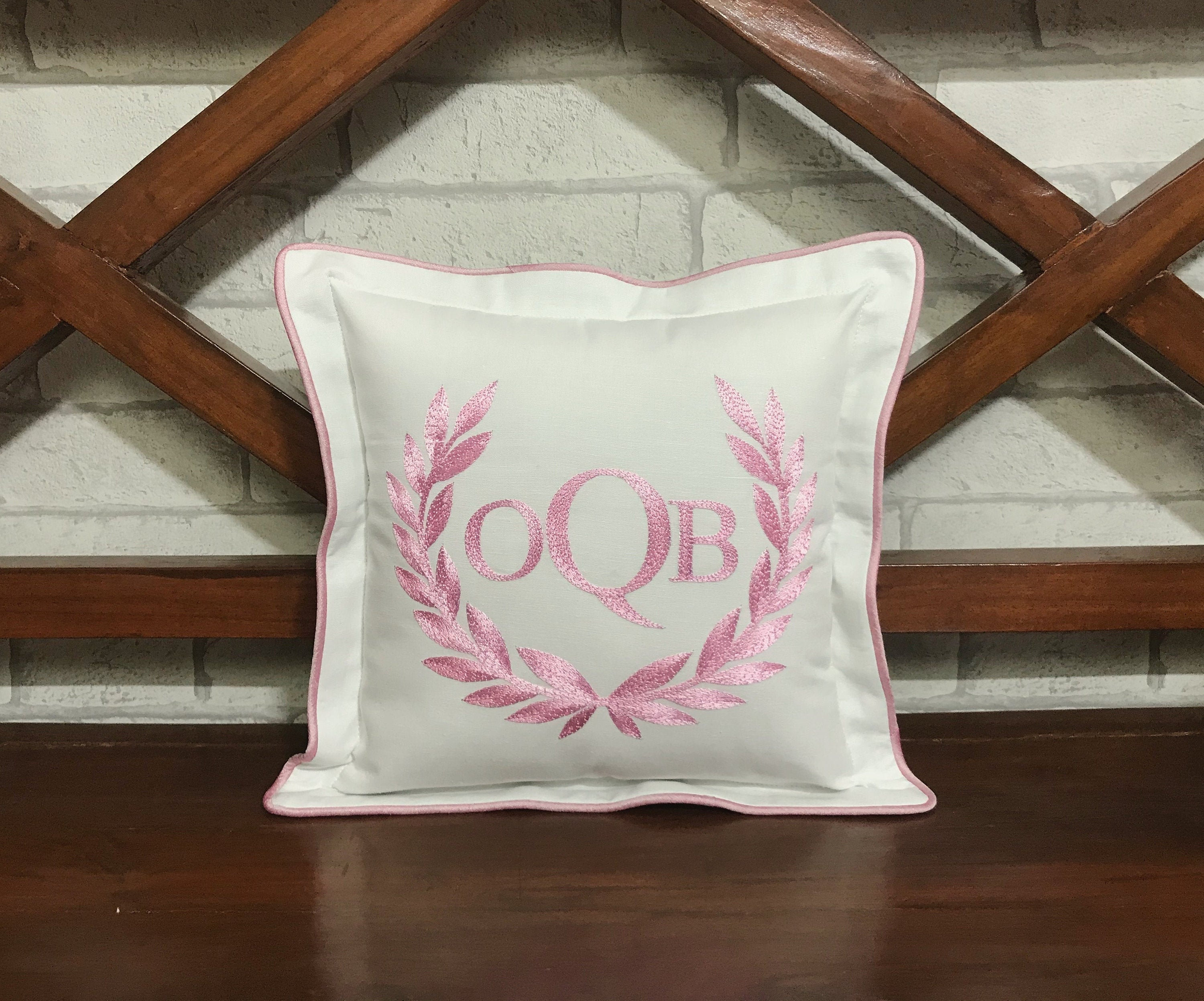 30% de Réduction Monogramme Oreiller Brodé à La Main Couple Nom Lettre Initial Dortoir Décor Mariage