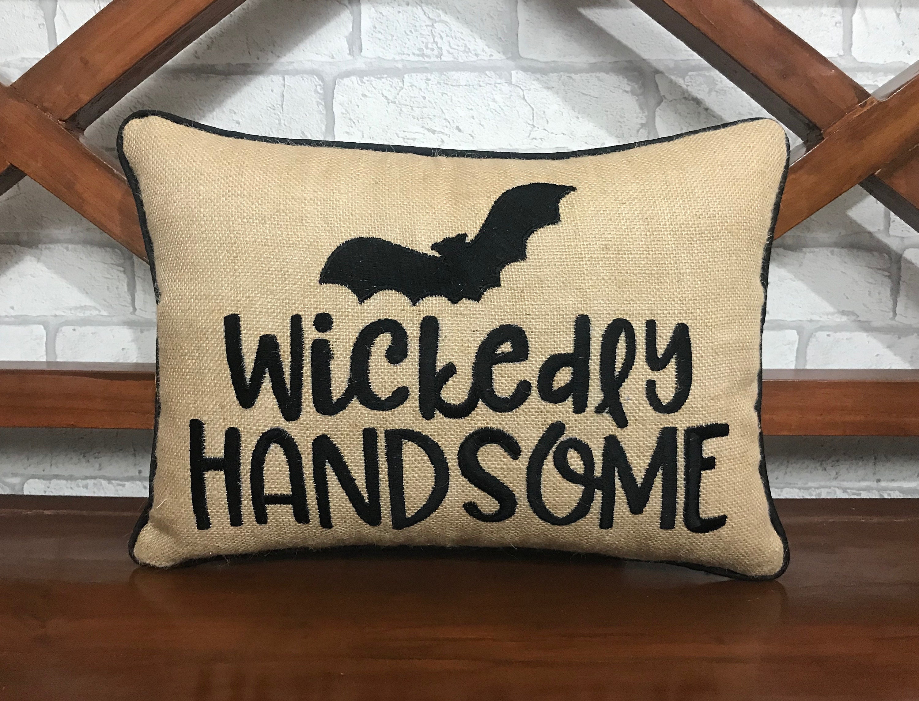 50% de Réduction sur L'oreiller Brodé à La Main Méchamment Beau, Prêt Expédier, Décor d'halloween, C