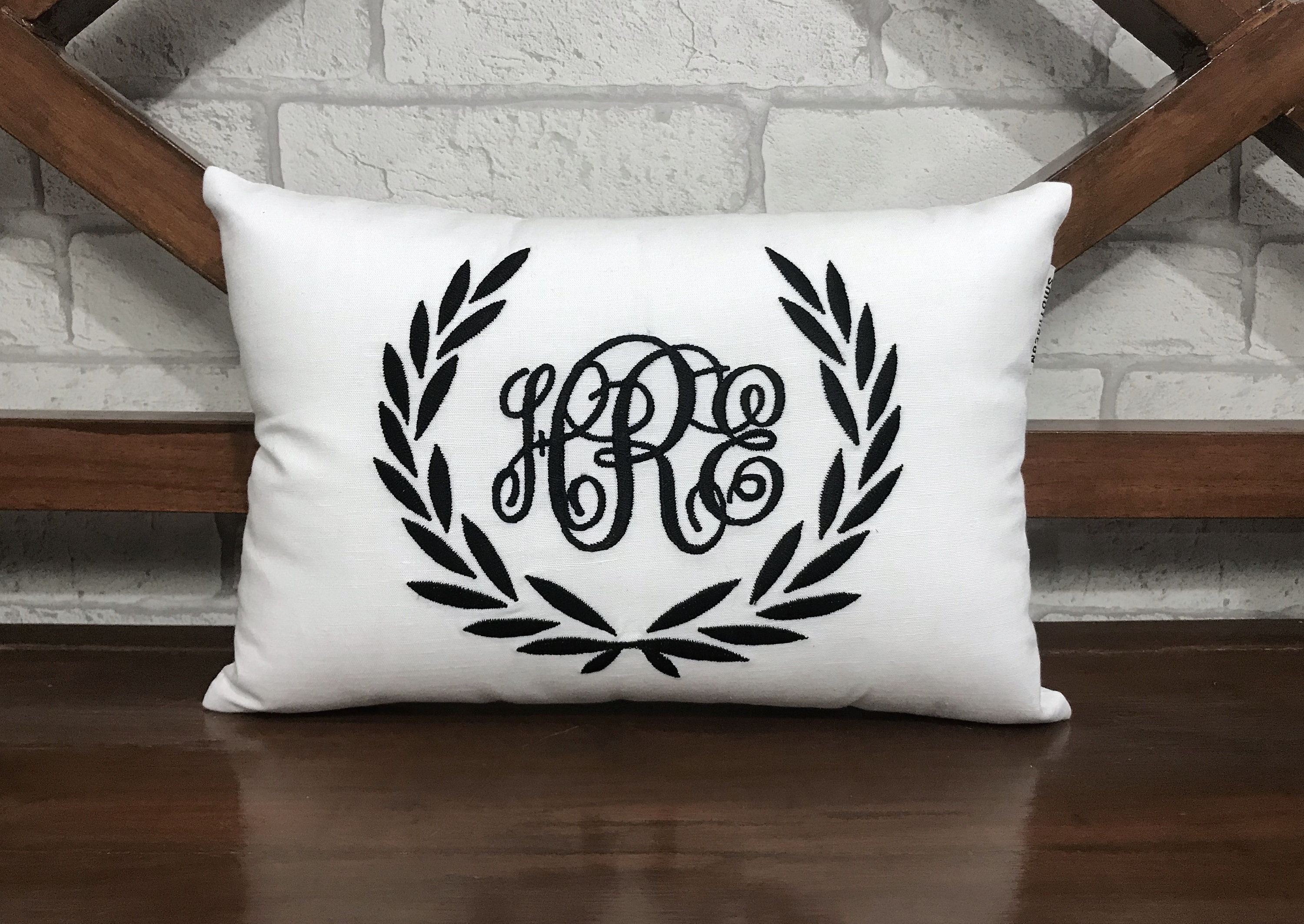 30% Vente Monogram Oreiller, Dortoir Décor, Pendaison de Crémaillère Mariage Anniversaire Cadeau Jeu