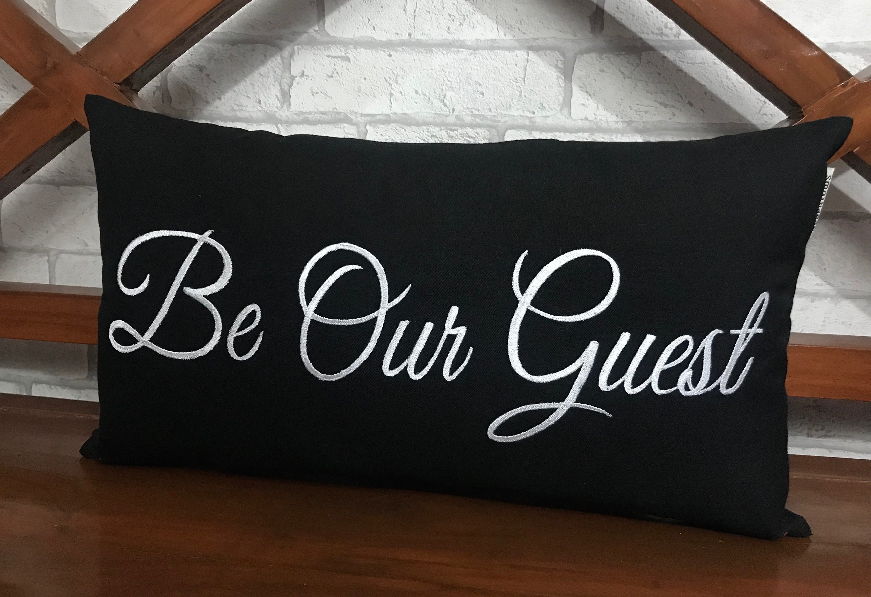 30% Vente Be Our Guest Pillow Cushion, Coussin de Chambre Brodé en Bois, Cadeau Bienvenue, Décor Cér