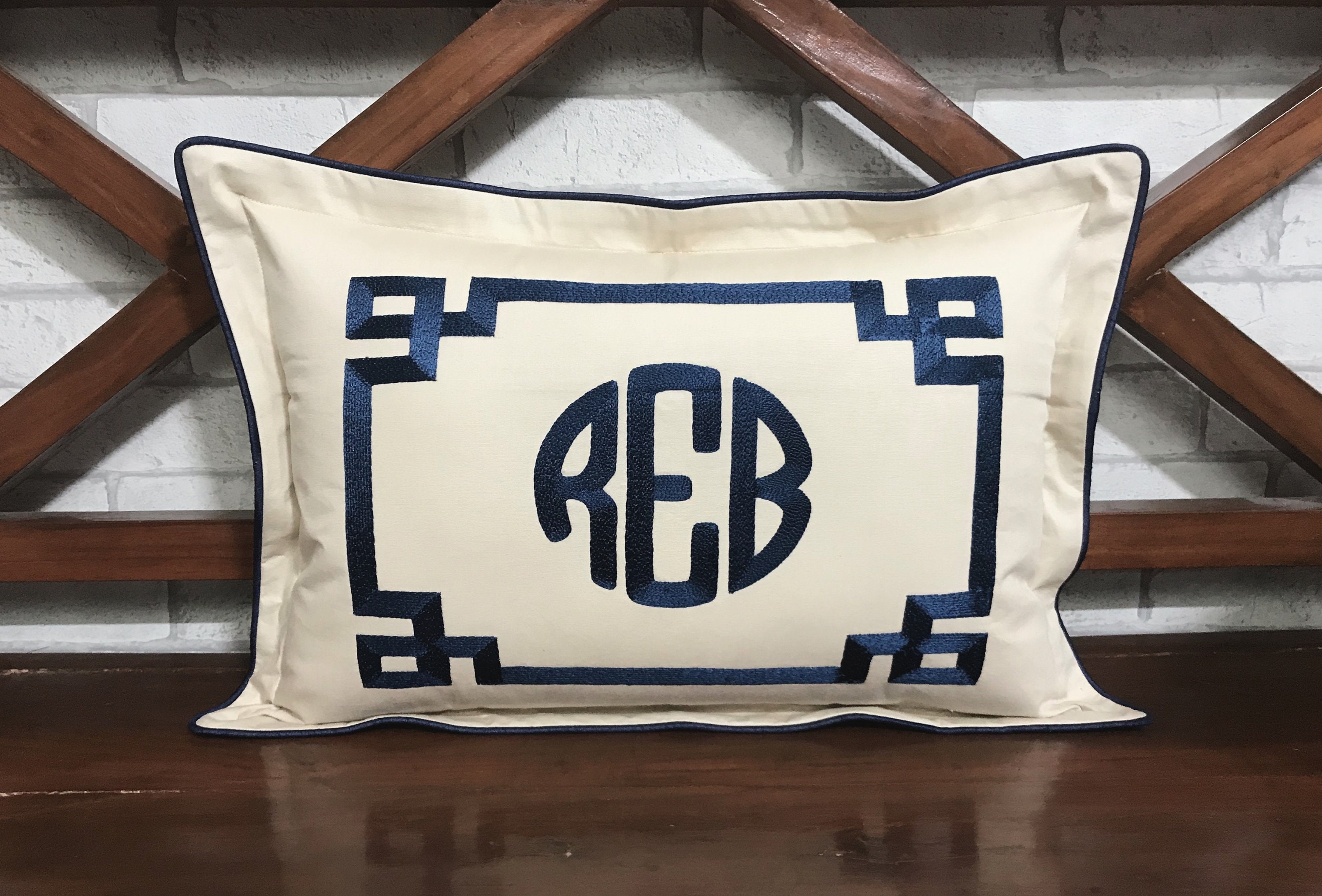 30% Outre de L'oreiller Monogramme, Oreiller Personnalisé Brodé, Cadeaux Couple, Initiaux, Décor Dor