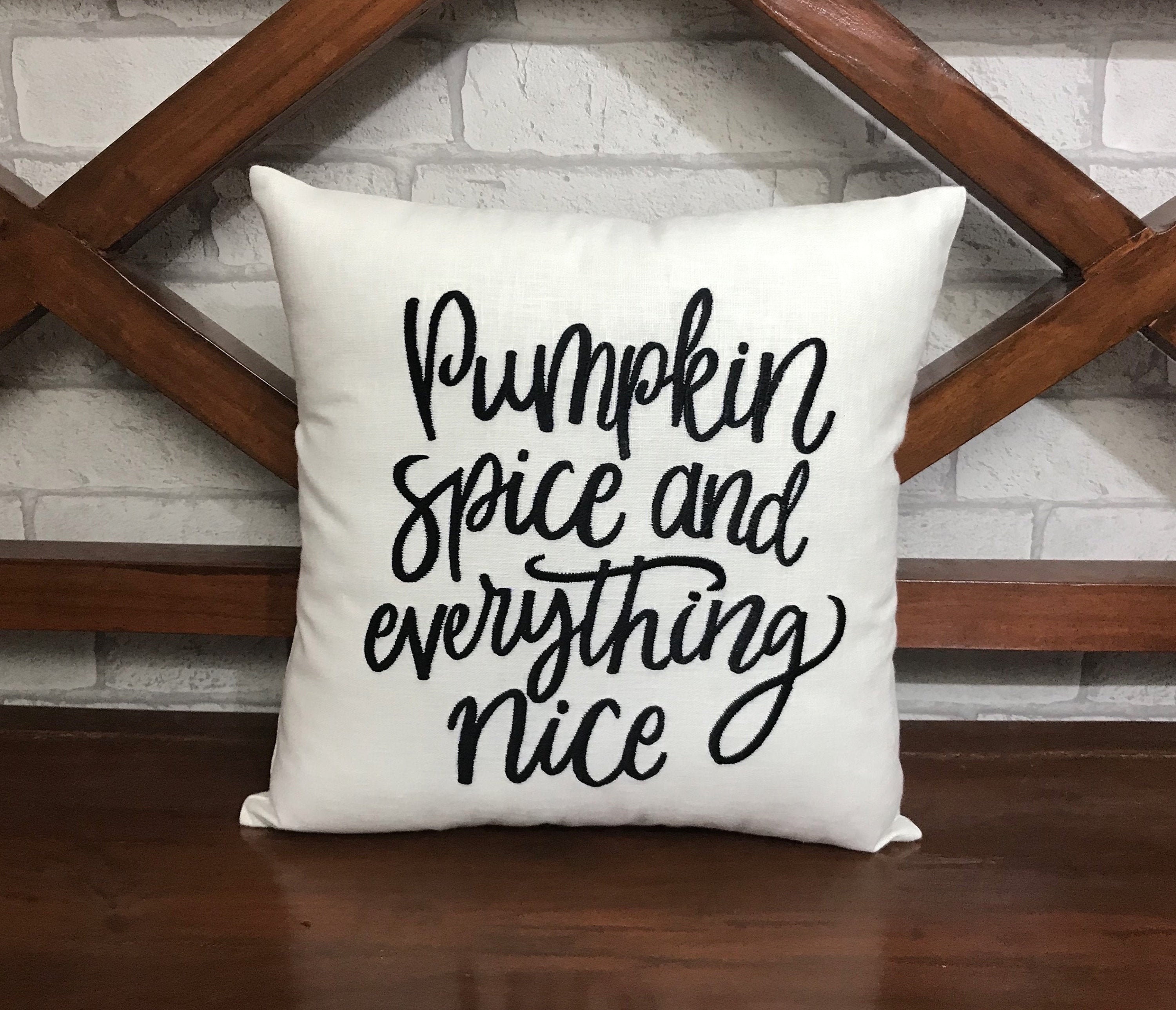 50% de Réduction sur Les Épices à La Citrouille et Tout Ce Qui Est Agréable Oreiller, | Prêt Expédie