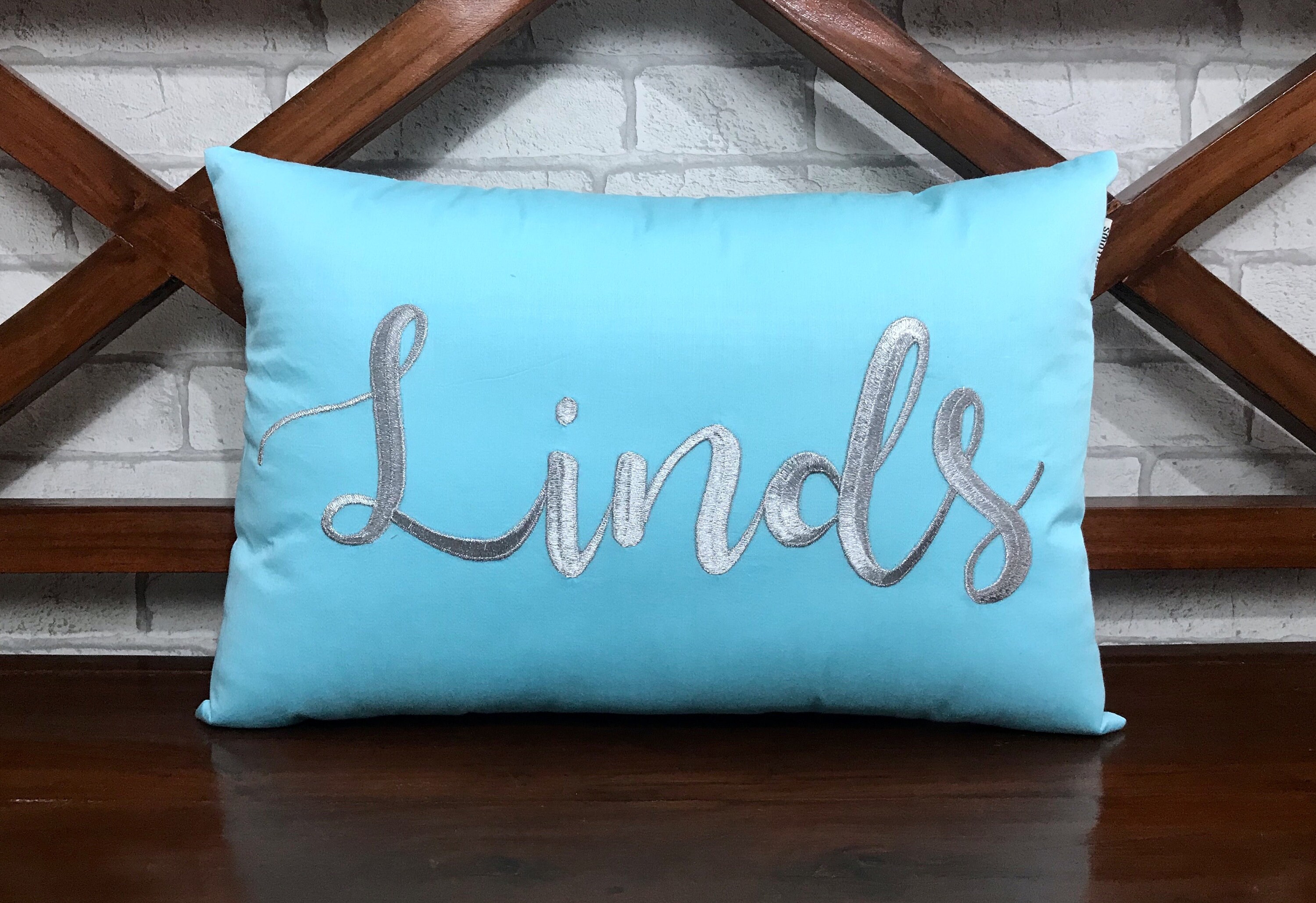 30% Off Custom Name Hand Broderie Oreiller, Enfants Personnalisés ou Nom de Famille Couple Mariage A