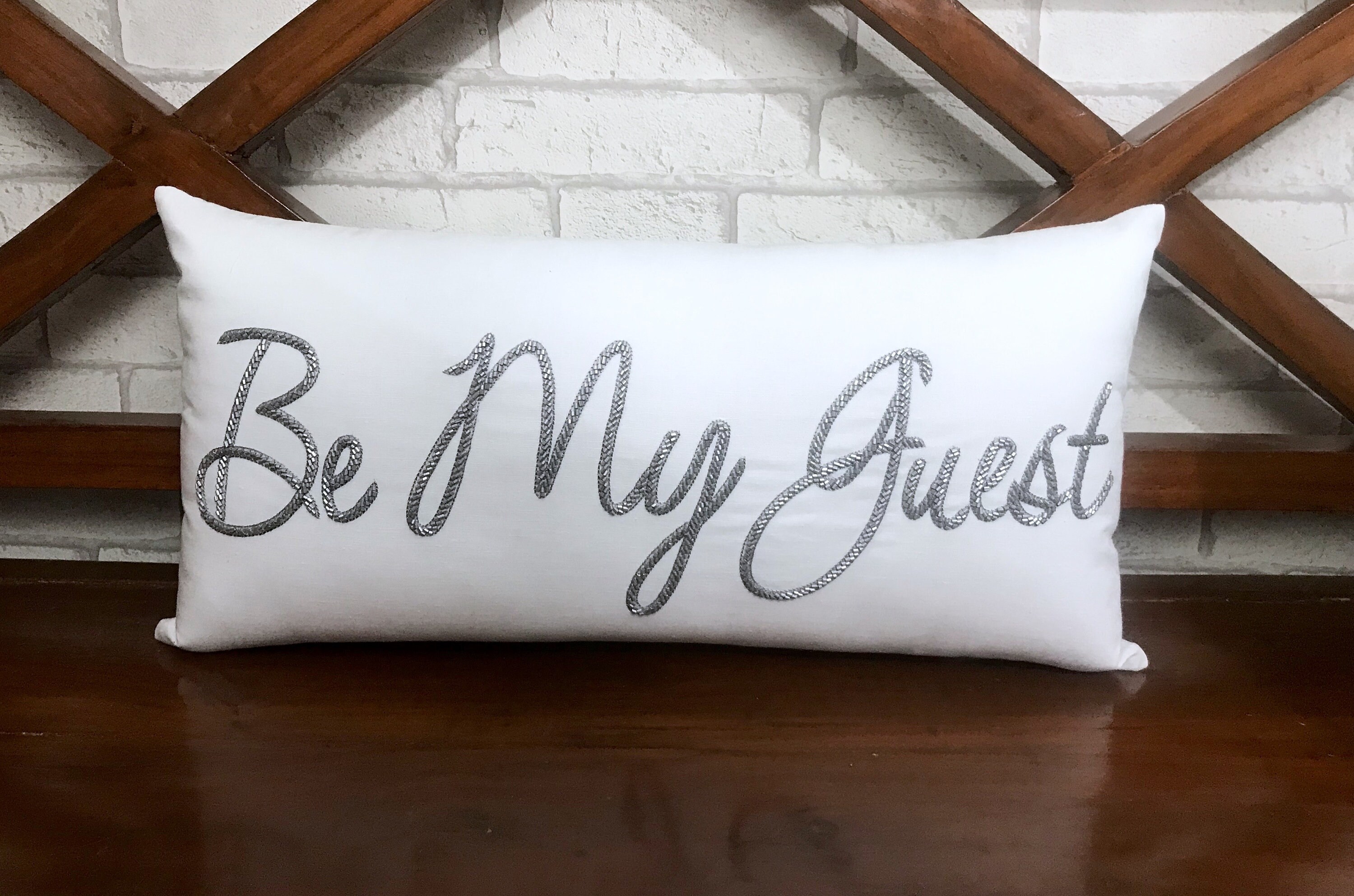 30% Vente Soyez Notre Invité Oreiller Coussin Perles Broderie Chambre d'hôtes Bienvenue Cadeau Maria