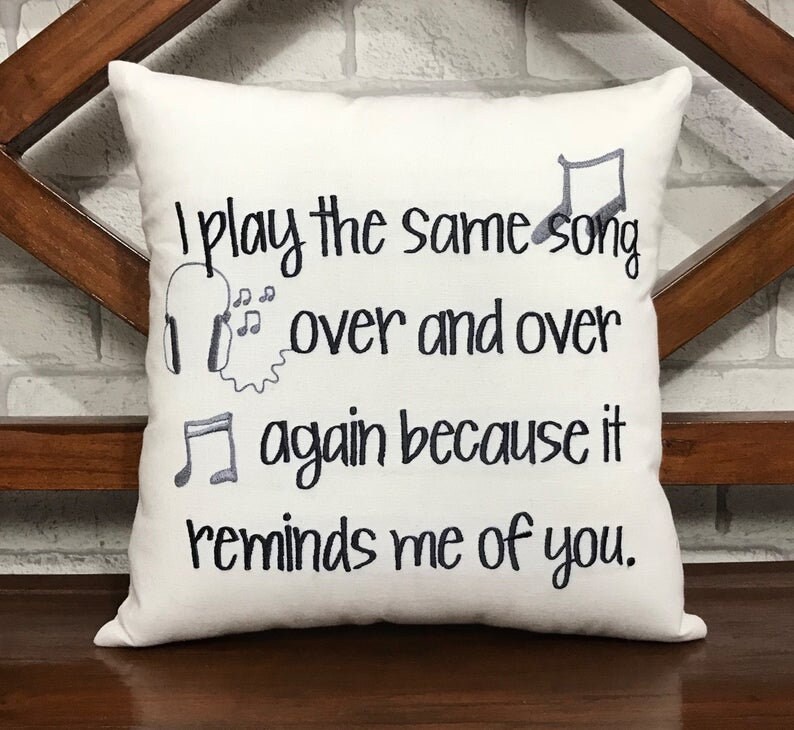 50% de Réduction sur La Vente, Je Joue à Nouveau Même Chanson Parce Qu'elle Me Rappelle Votre Oreill