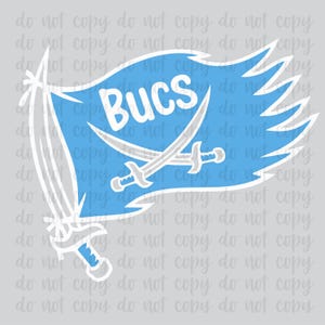 Könnte beinhalten: Ein hellblaues Flaggen-Design mit dem Wort "Bucs" in Weiß und zwei gekreuzten Schwertern. Die Flagge hat einen weißen Umriss und ist vor einem grauen Hintergrund platziert. Das Design ist wahrscheinlich für ein Sportteam.