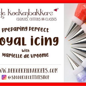 Pode incluir: Um fundo branco com o texto "de koekenbakkers COOKIES, CUTTERS & CLASSES" e "preparing perfect Royal icing with Marielle de vroome" em texto castanho. Abaixo do texto está o endereço do site "WWW.DEKOEKENBAKKERS.COM" e o nome de usuário das redes sociais "@3DCOOKIECUTTERSHOP". O lado direito da imagem mostra uma variedade de mangas de confeitar coloridas com bicos.