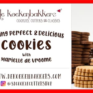 Puede incluir: Apilados, galletas redondas, algunas claras y otras oscuras, sobre un fondo blanco. La imagen incluye texto: "de koekenbakkers COOKIES, CUTTERS AND CLASSES" y "Baking perfect & Delicious COOKIES with Marielle de vroome."