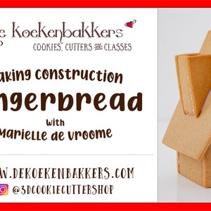 Op de afbeelding: Een gingerbread huis met een schoorsteen, versierd met glazuur. De tekst "de koekenbakkers COOKIES, CUTTERS & CLASSES Baking construction Gingerbread with Marielle de vroome WWW.DEKOEKENBAKKERS.COM @3DCOOKIECUTTERSHOP" staat op de afbeelding.