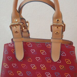 Bolso de mano con asa superior con motivo de corazón de vinilo rojo Elka