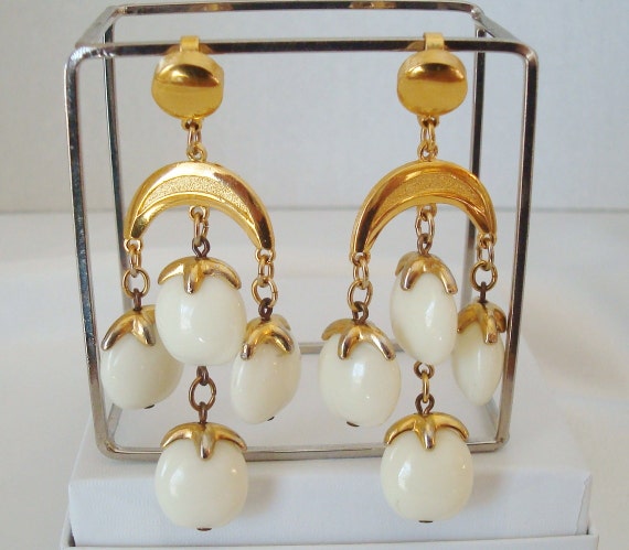 Trifari White Waterfall Lucite Bead Chandelier Sta