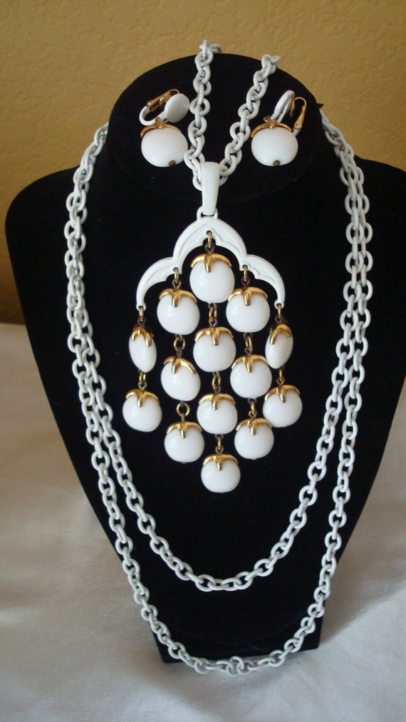 Trifari White Lucite Waterfall Enamel White Chain 