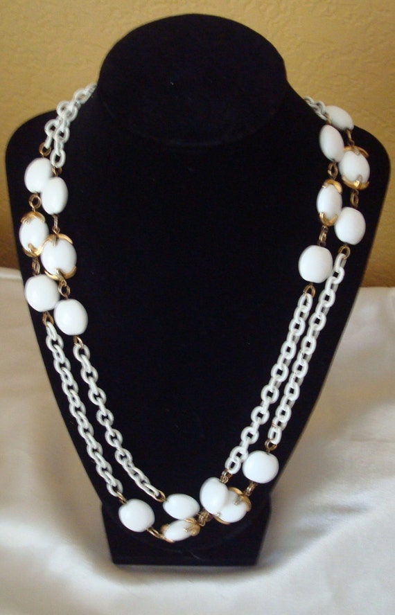 Trifari White Lucite Bead White Enamel Chain Flapp
