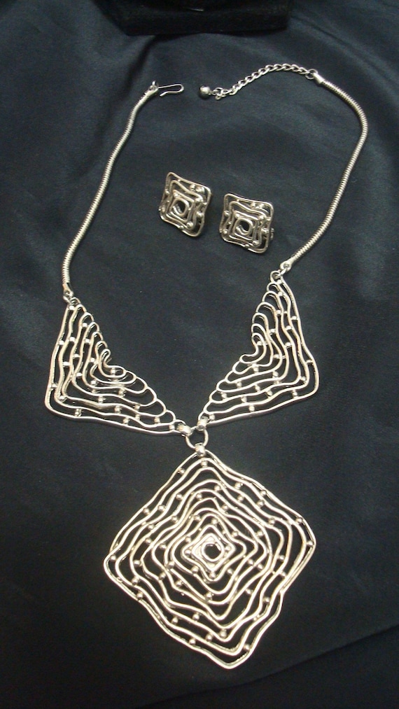 Napier Silvertone Open Metal Work Necklace and Ea… - image 9