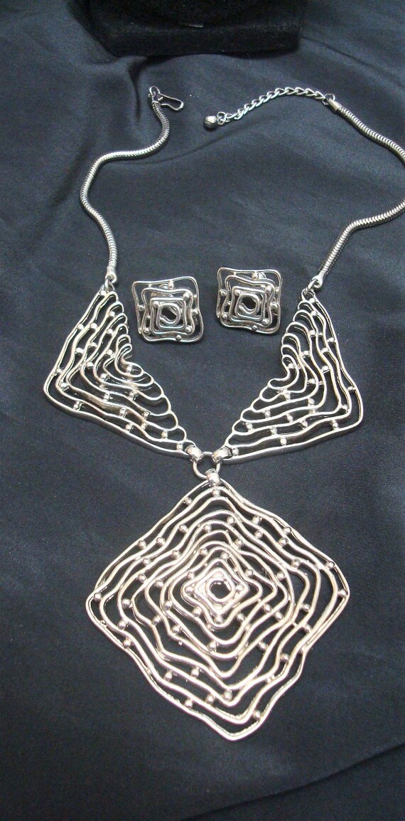 Napier Silvertone Open Metal Work Necklace and Ea… - image 6