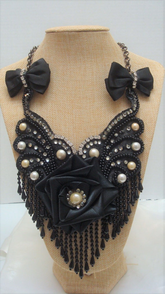 Black Fabric Faux Pearl Rhinestone Festoon Bib Nec