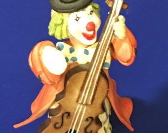 Figura de madera italiana de Anri Toriart con payaso vintage tocando el bajo y el violonchelo con pájaro amarillo