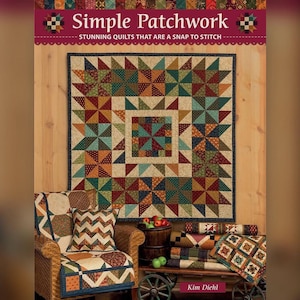 Puede incluir: Un libro titulado "Simple Patchwork: Colchas impresionantes que son un juego de niños de coser" de Kim Diehl. La portada presenta una colcha de patchwork colorida con un fondo de madera marrón.