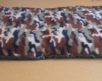 Duvet style fleece/waterproof dog bed/car boot liner - Camouflage