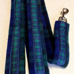 Pu&ograve; includere: Un guinzaglio per cani con motivo scozzese blu e verde, con manico abbinato. Il guinzaglio &egrave; realizzato in un tessuto morbido e felpato e presenta un moschettone in metallo color argento. Il motivo scozzese include sfumature di blu, verde e viola.