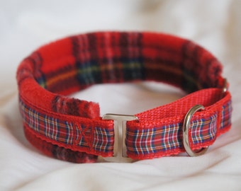 Puede incluir: Collar de perro rojo y negro a cuadros con una hebilla plateada y un anillo para sujetar una correa.