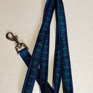 Pu&ograve; includere: Un guinzaglio per cani a quadri blu e verdi con un moschettone in metallo argentato. Il guinzaglio &egrave; realizzato in tessuto intrecciato con un motivo ripetuto di quadrati blu scuro e verdi. I bordi sono rifiniti con un bordo blu scuro.