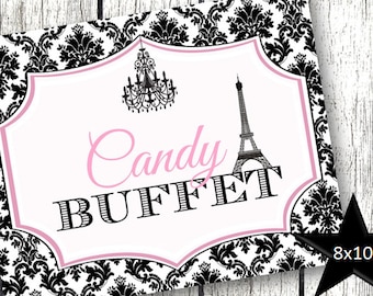Puede incluir: Un letrero decorativo con un borde de patrón de damasco en blanco y negro. El letrero presenta un centro rosa y blanco con las palabras "Candy BUFFET" y una ilustración de la Torre Eiffel y una lámpara de araña. Una estrella negra con "8x10" está en la esquina.