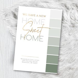 Puede incluir: Una tarjeta de anuncio rectangular blanca con el texto dorado WE HAVE A NEW y HOME, y la palabra Sweet en letra cursiva dorada. Debajo, el texto dice Miranda & Carl Jones 1213 Garden Drive Madison, WI 53211. Una franja vertical de seis muestras de pintura verde.