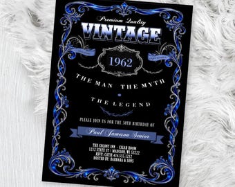 Può includere: Un biglietto d'invito di compleanno rettangolare nero con un bordo in filigrana decorato in blu e argento. Il testo recita: Premium Quality VINTAGE 1962 THE MAN THE MYTH THE LEGEND PLEASE JOIN US FOR THE 50TH BIRTHDAY OF Paul Jameson Senior THE COLONY INN.