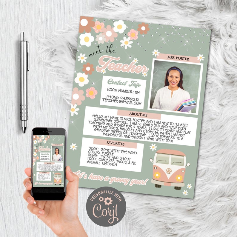 Pode incluir: Um folheto de boas-vindas ao professor com um design floral retr&ocirc;. O folheto inclui o texto "Meet the Teacher", informa&ccedil;&otilde;es de contato e uma foto do professor. O folheto tamb&eacute;m inclui uma lista dos favoritos do professor e uma mensagem groovy.