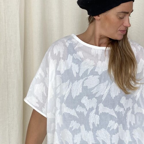 Top Flow blanc cassé à broderies griffonnages/Top oversize court coupe échancré à manches chauve-souris