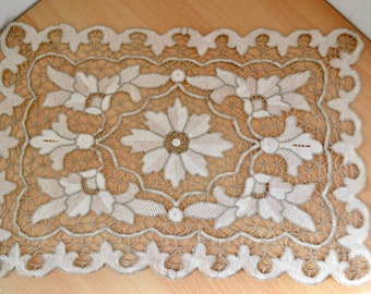 Quadratisches Doily, antikes Doily, Nadelspitzen-Doily, Vintage-Doily, altes Doily, Klöppel-Spitzen-Doily, weißes und goldenes Doily, quadratisches antikes Doily