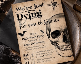Pode incluir: Um convite retangular para festa de Halloween em papel envelhecido com uma ilustração de caveira, uma aranha e um morcego. O texto diz: We're just Dying for you to join us, It's a Halloween Party hosted by Edgar and Morticia, Sat Oct 31, 6:00 pm, 1313 Raven Circle, Salem, MA 45607, RSVP to Victoria 672-187-8138.