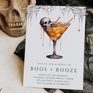 Pu&ograve; includere: Invito a una festa di Halloween con un teschio in un bicchiere da martini pieno di ciliegie maraschino arancioni e gialle. Il testo recita "Join us for a night of Boos + Booze" e include i dettagli della festa: Hosted by the Johnsons, sabato 28 ottobre alle 19:00, 187 Elm Street, Hidden Hills, RSVP to Mary at 310.384.9413.