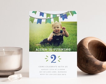 Op de afbeelding: Een kleurrijke verjaardagsuitnodiging met een foto van een babyjongen in een groen veld. De uitnodiging luidt "Aiden wordt 2" en bevat details voor het feest.