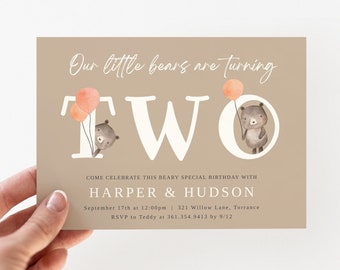 Könnte beinhalten: Eine beigefarbene Einladungskarte mit dem Text "Our little bears are turning TWO" in weißen Buchstaben. Zwei braune Bären halten rosa Ballons. Der Text "Come celebrate this beary special birthday with HARPER & HUDSON" ist unter der Zahl zwei gedruckt. Das Datum, die Uhrzeit, die Adresse und die RSVP-Informationen sind unter den Namen gedruckt.