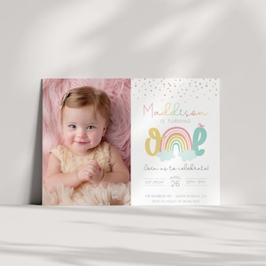 Invitación para el primer cumpleaños de una niña arcoíris Plantilla de invitación con foto para el primer cumpleaños Invitación con foto editable para fiesta de cumpleaños con arcoíris pastel