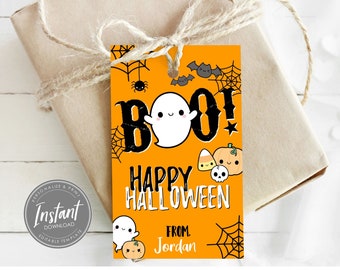 Peut inclure: Étiquette cadeau d'Halloween orange et noire avec un fantôme, des chauves-souris, des toiles d'araignées et du maïs sucré. L'étiquette dit "Boo! Joyeux Halloween" et "De la part de : Jordan".