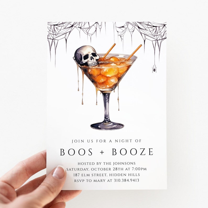 Pu&ograve; includere: Invito a una festa di Halloween con un'illustrazione di cocktail spettrale. Il cocktail &egrave; un bicchiere da martini con un teschio che galleggia al suo interno e un liquido arancione. Il testo recita "Join us for a night of Boos + Booze" e include i dettagli della festa.